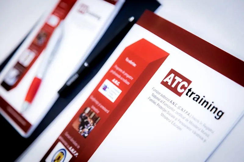 Detaliu: mapa de lucru ATC Training, cu un pix roșu deasupra