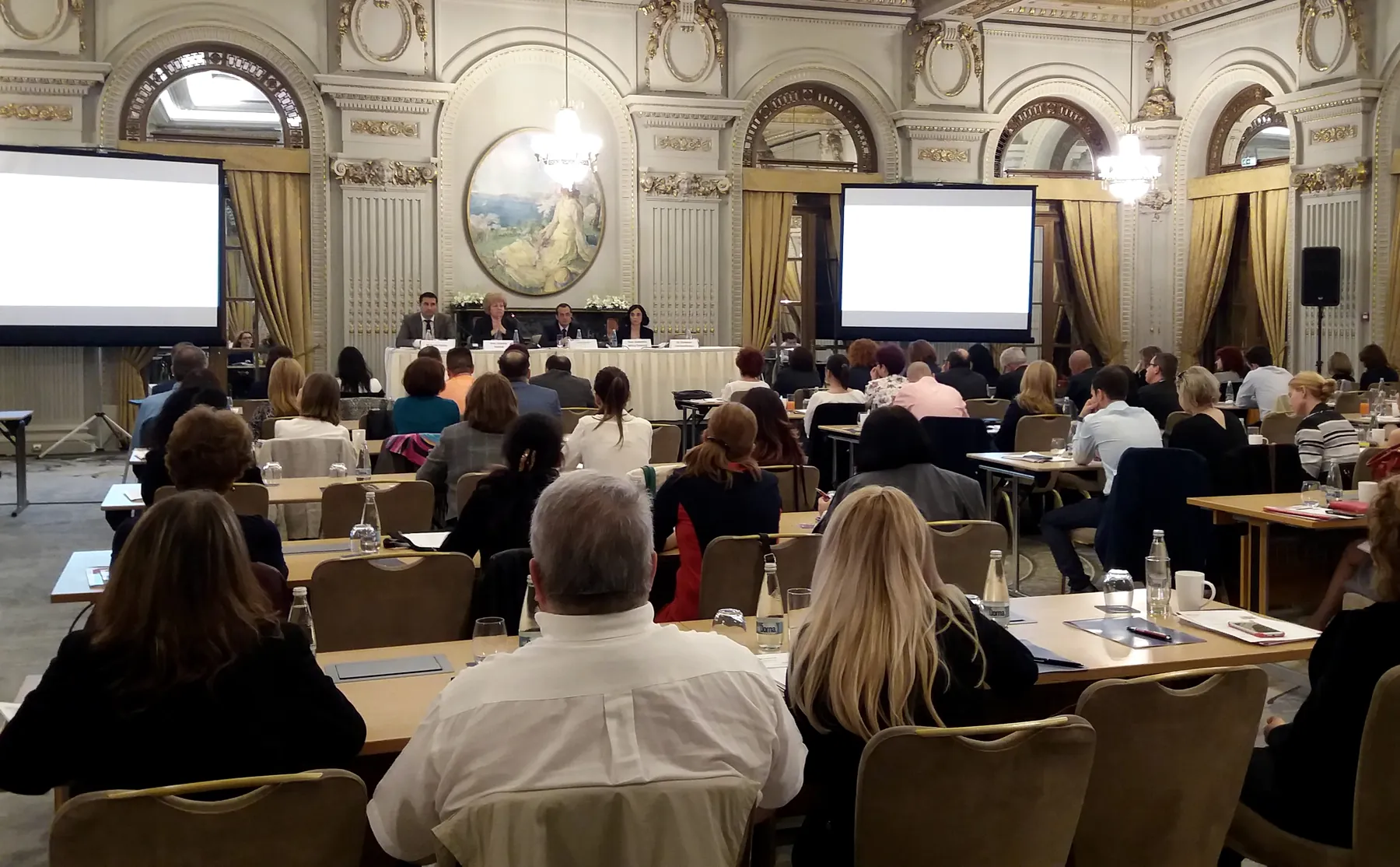 Sala Le Diplomate, conferința din mai 2016. Sesiunile din calendar se țin la hotelurile din Sinaia, Poiana Brașov și București.