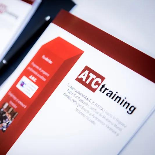 Mapa de lucru ATC Training pentru participanți, cu sigla și textul de prezentare al firmei