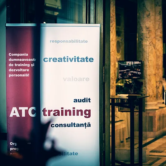 Roll-up ATC Training cu cuvintele creativitate, valoare, audit, training, consultanță, în holul hotelului